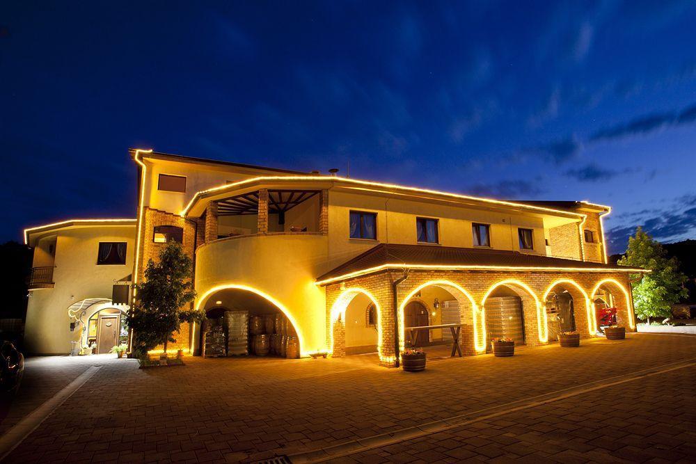 Stupnicki Dvori Winery Hotel Бродскі-Ступнік Екстер'єр фото